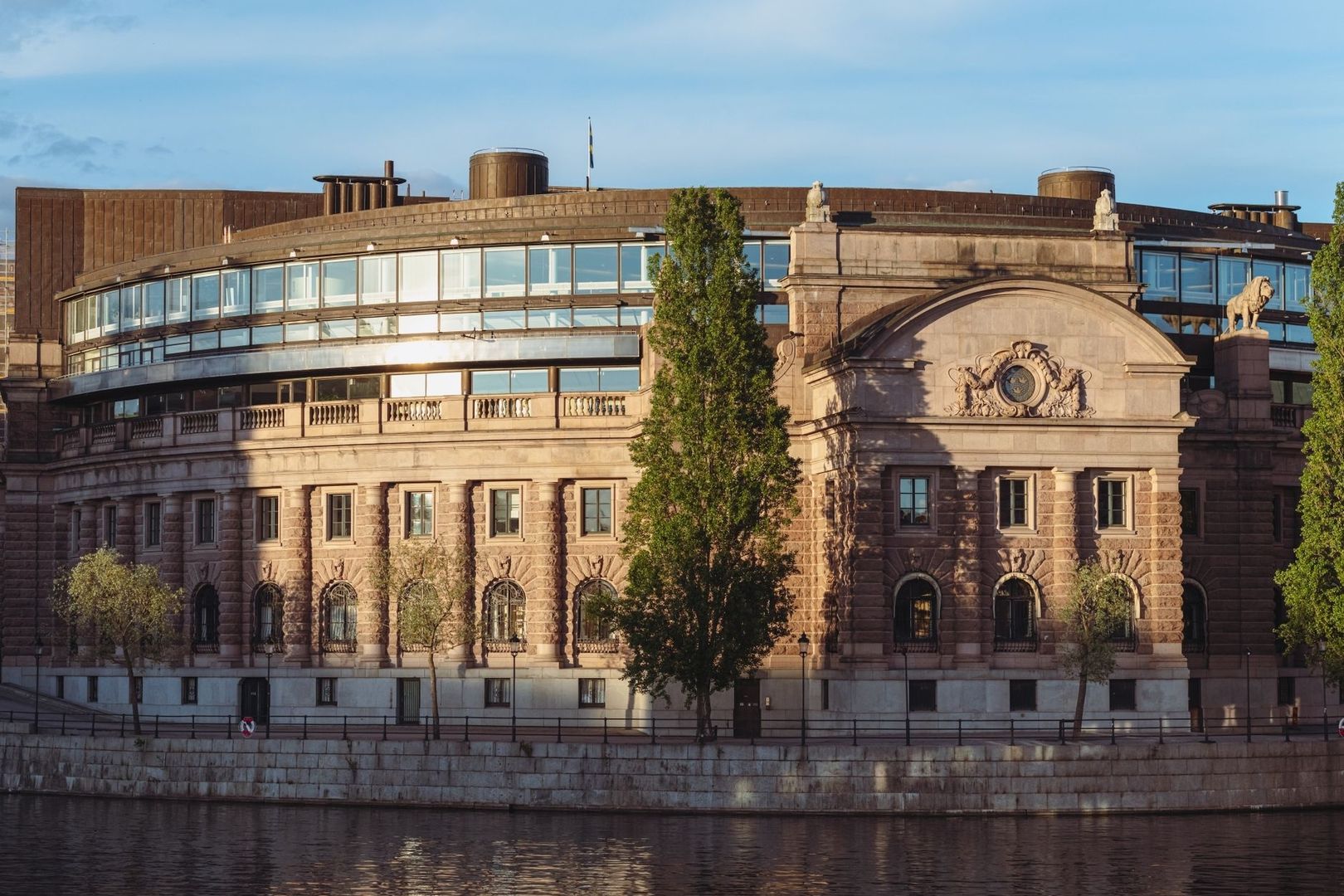 Historisk stenbyggnad vid vatten, fotograferad i kvällsljus